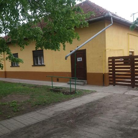 Hársfák Vila Mezokovacshaza Exterior foto
